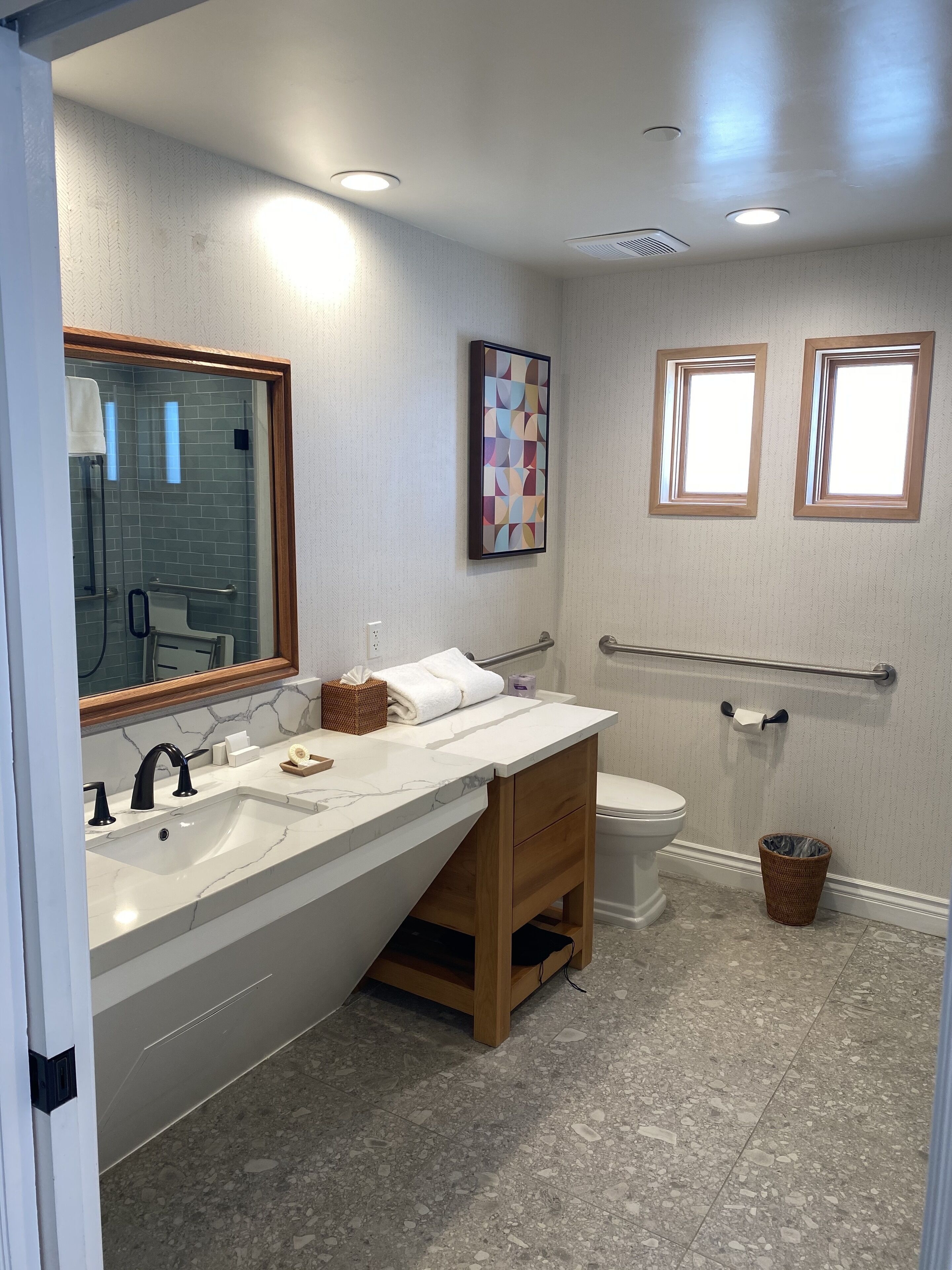 Une salle de bain moderne dotée d’une grande baignoire, d’un lavabo double, de toilettes et d’une douche.