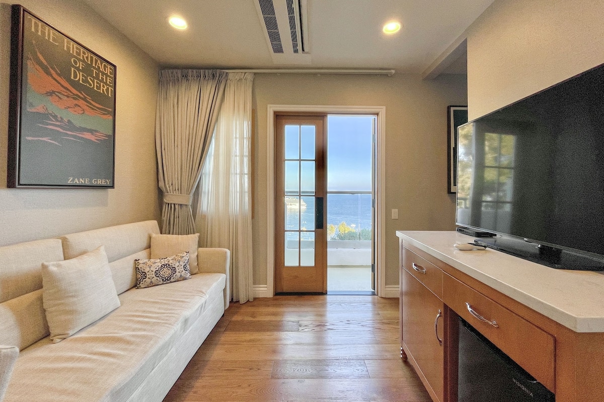 Suite, 1 Katil Ratu (Queen), Ocean View | Ruang tamu | 43 inci televisyen LED dengan kabel, TV