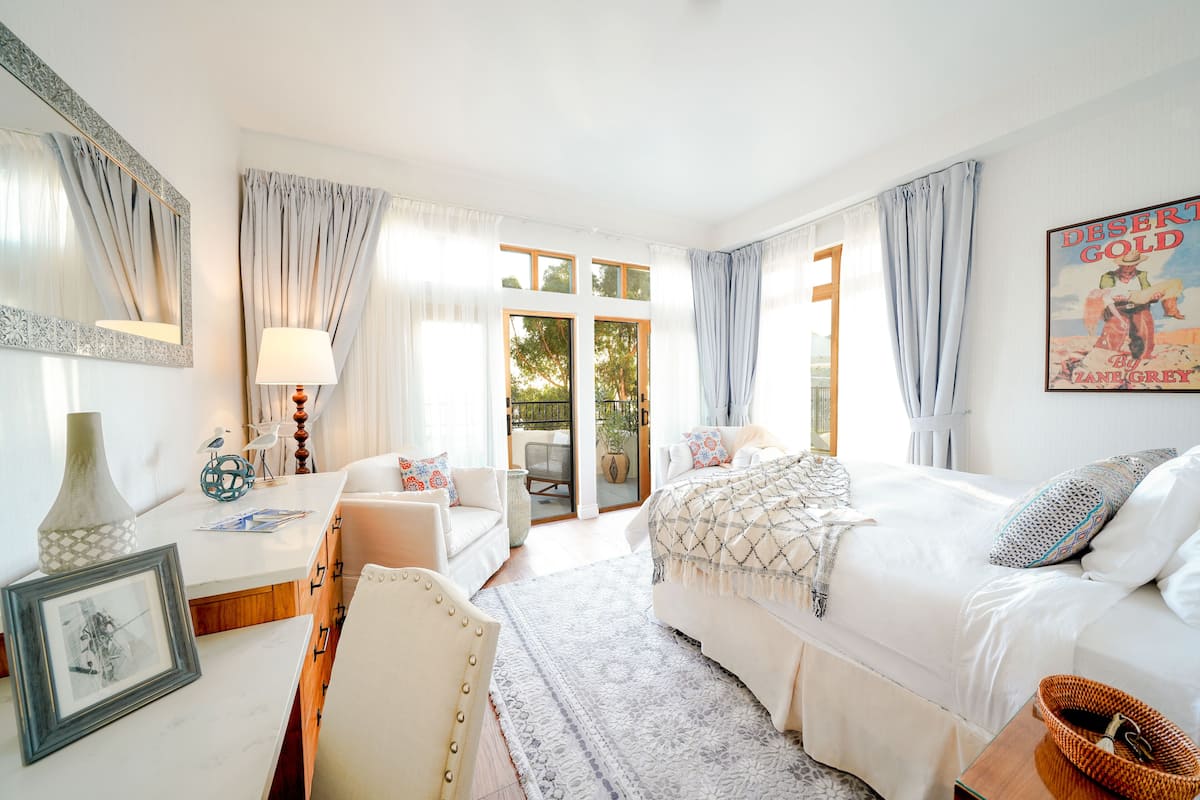 Suite, 1 kingsize-seng med sovesofa, tilgjengelighetstilpasset, havutsikt | Safe på rommet, blendingsgardiner, lydisolert og strykejern/-brett