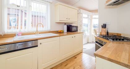 Kingfisher lodge with wonderful river views just 1 mile from Stratford upon Avon
