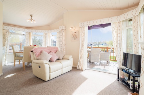 Kingfisher lodge with wonderful river views just 1 mile from Stratford upon Avon