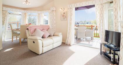 Kingfisher lodge with wonderful river views just 1 mile from Stratford upon Avon