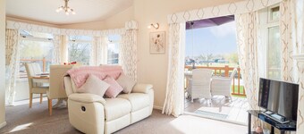 Kingfisher lodge with wonderful river views just 1 mile from Stratford upon Avon