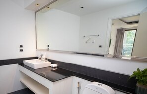Appartement Élite, 2 chambres (206) | Salle de bain | Douche, pomme de douche hydromassante, articles de toilette (gratuits)