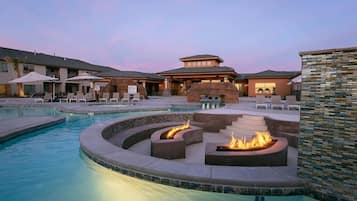 Alberca al aire libre y alberca climatizada