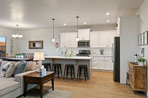 冷蔵庫、電子レンジ、オーブン、コンロ