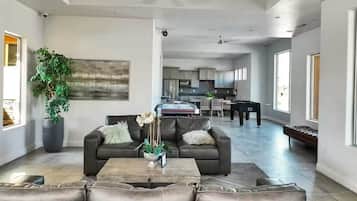 Smart TV, chimenea, videojuegos y reproductor de DVD