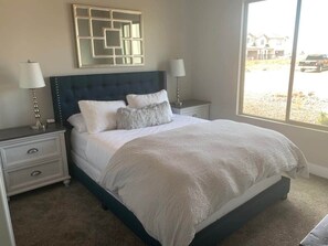 6 bedrooms, desk, iron/ironing board, free WiFi - Zion Village PLAYcation 1, Across from Club House (Hurricane)