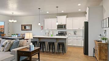 Een koelkast, een microgolfoven, een oven, een kookplaat