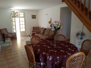 Dining - The yellow gully (Le Gosier)