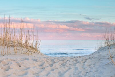 Charming Coastal Retreat in Manteo – Newly Remodeled & Ready for Your Stay!