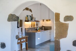 Frigorífico, microondas, lavavajillas y cafetera o tetera