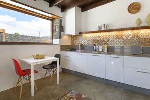 Réfrigérateur, micro-ondes, lave-vaisselle, cafetière/bouilloire