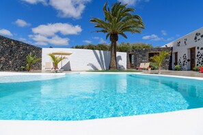 حمّام سباحة مُدفَّأ