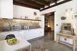 Een koelkast, een microgolfoven, een vaatwasser