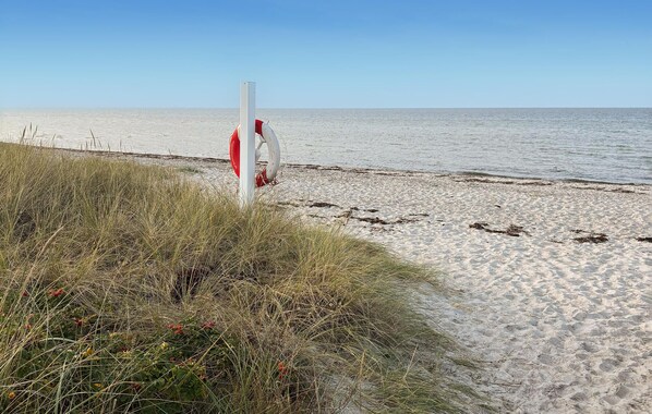 Beach nearby - Nice home in Glesborg with WiFi (Glesborg)