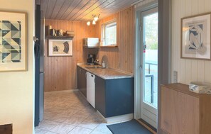 Een koelkast, een kookplaat, een vaatwasser