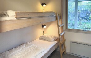 4 bedrooms, travel crib, free WiFi