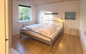 4 bedrooms, travel crib, free WiFi - Nice home in Glesborg with WiFi (Glesborg)