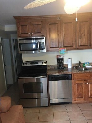 Mikrowelle, Ofen, Herdplatte, Geschirrspüler