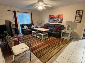 Smart TV - 2 bedroom 1 bath condo 1 block to Shands (4) (Gainesville)