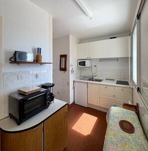 Kühlschrank, Mikrowelle, Ofen, Kochgeschirr/Geschirr/Besteck