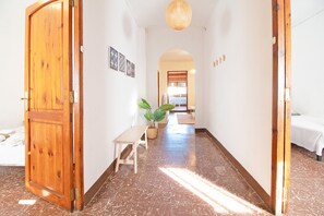 3 habitaciones, tabla de planchar con plancha y ropa de cama 