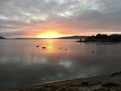 Lakeside apartment close to city