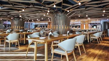 2 restaurants, breakfast served