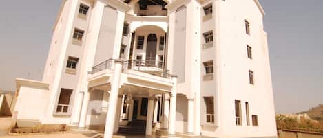 Fachada de la propiedad