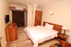 Double Room | Desk, laptop workspace - Fisher Suites and Apartments (Abuja)