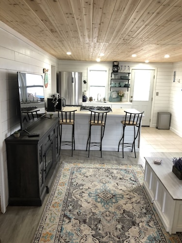 Only 200 feet from Lake. Fire Pit,Kayaks & Bikes included! Longer Stay Discounts