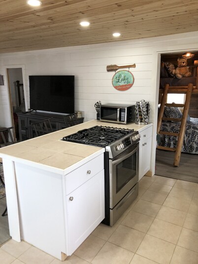 Only 200 feet from Lake. Fire Pit,Kayaks & Bikes included! Longer Stay Discounts