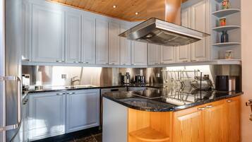 Fridge, microwave, dishwasher, cookware/dishes/utensils