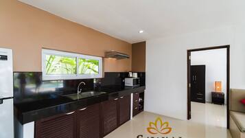 Mikrowelle, Wasserkocher mit Kaffee-/Teezubehör