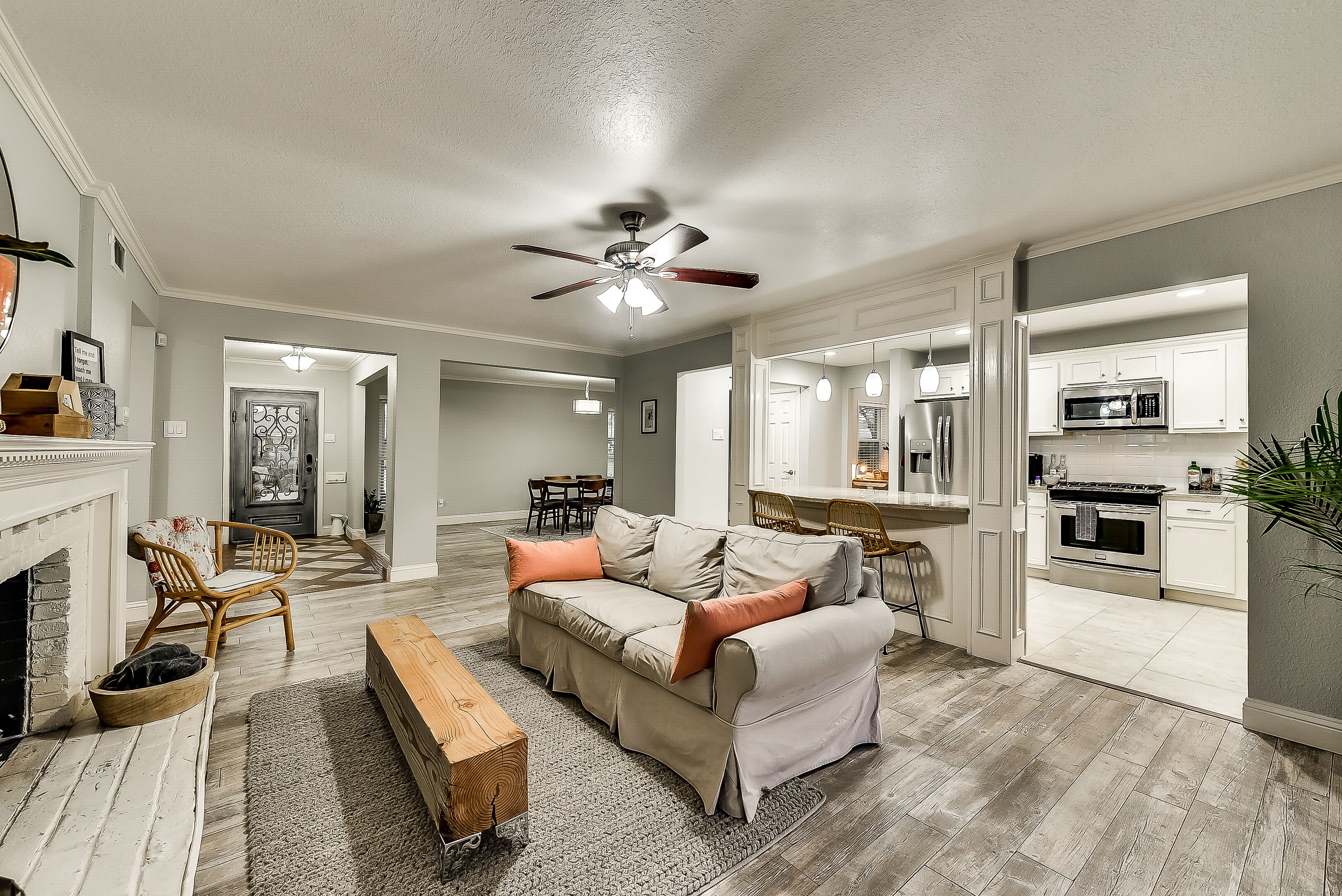 Entire three bed house, king beds, media room, backyard close to downtown Dallas