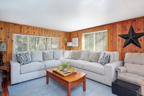 TV connectée, lecteur de DVD, livres, vidéothèque