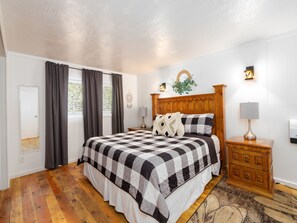 4 bedrooms, desk, iron/ironing board, travel crib - Pineview Family Getaway w/Zip Line, Game Barn, Firepit & More!!! (lakeside)