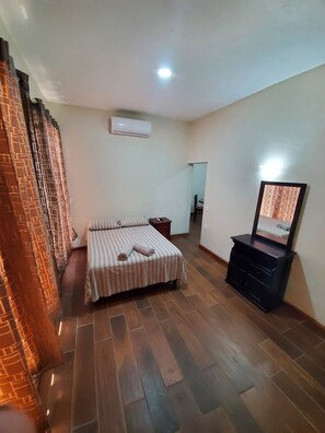 2 makuuhuonetta, silitysrauta/-lauta, ilmainen Wi-Fi, vuodevaatteet