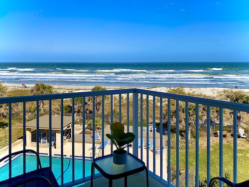 Oceanfront condo with patio, pool/pet friendly