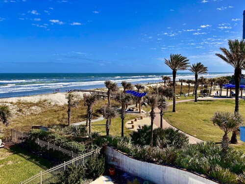 Condominio frente al mar con patio, piscina / admite mascotas