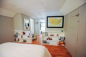 2 bedrooms, desk, iron/ironing board, travel cot