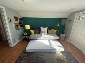 1 habitación, escritorio, tabla de planchar con plancha y cuna de viaje
