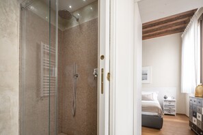 Een douche, een haardroger, handdoeken