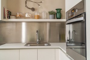 Réfrigérateur, four, lave-vaisselle, cafetiÚre/bouilloire