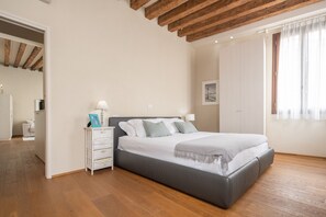 2 chambres, fer et planche à repasser, Wi-Fi gratuit, draps fournis