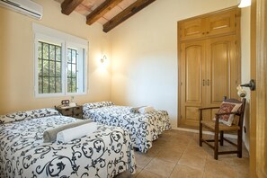 3 bedrooms, iron/ironing board, free WiFi, bed sheets