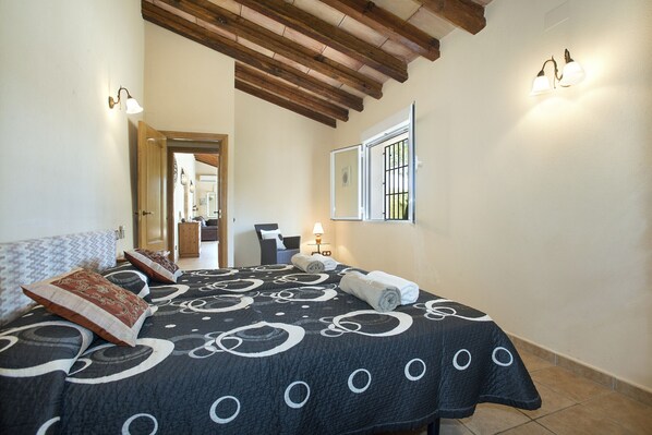 3 bedrooms, iron/ironing board, free WiFi, bed sheets