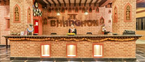 Bancada de recepção no Hotel Bhargav.