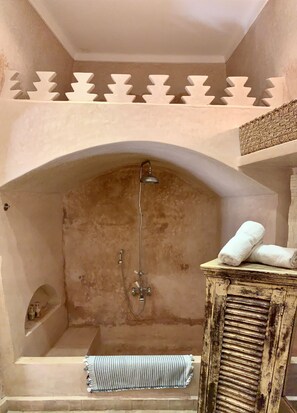 Combined shower/bathtub, hair dryer, towels